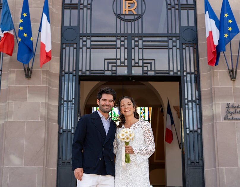 Pareja de recién casados frente a un edificio ceremonial