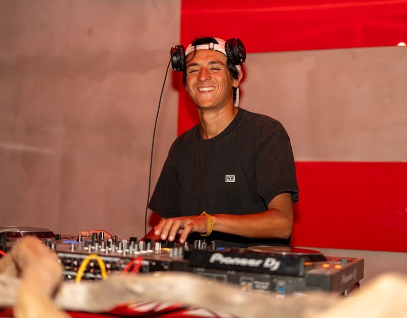 DJ sonriendo durante una presentación en vivo