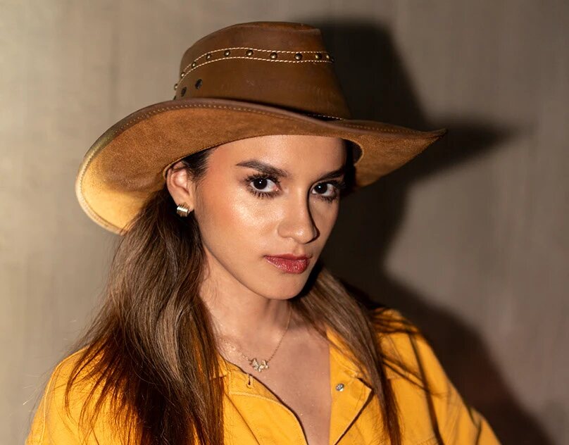 Retrato de moda con sombrero y tonos cálidos