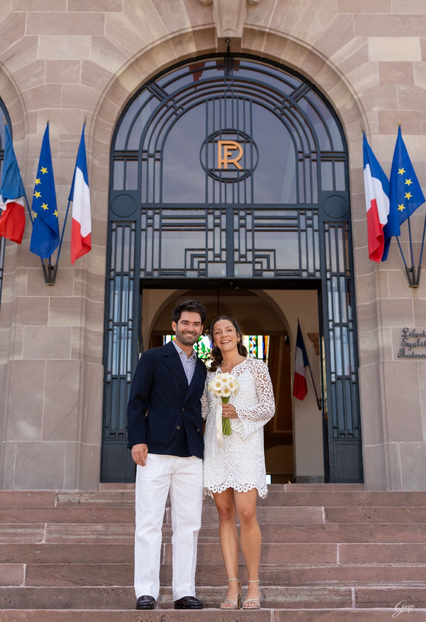 Pareja de recién casados frente a un edificio ceremonial