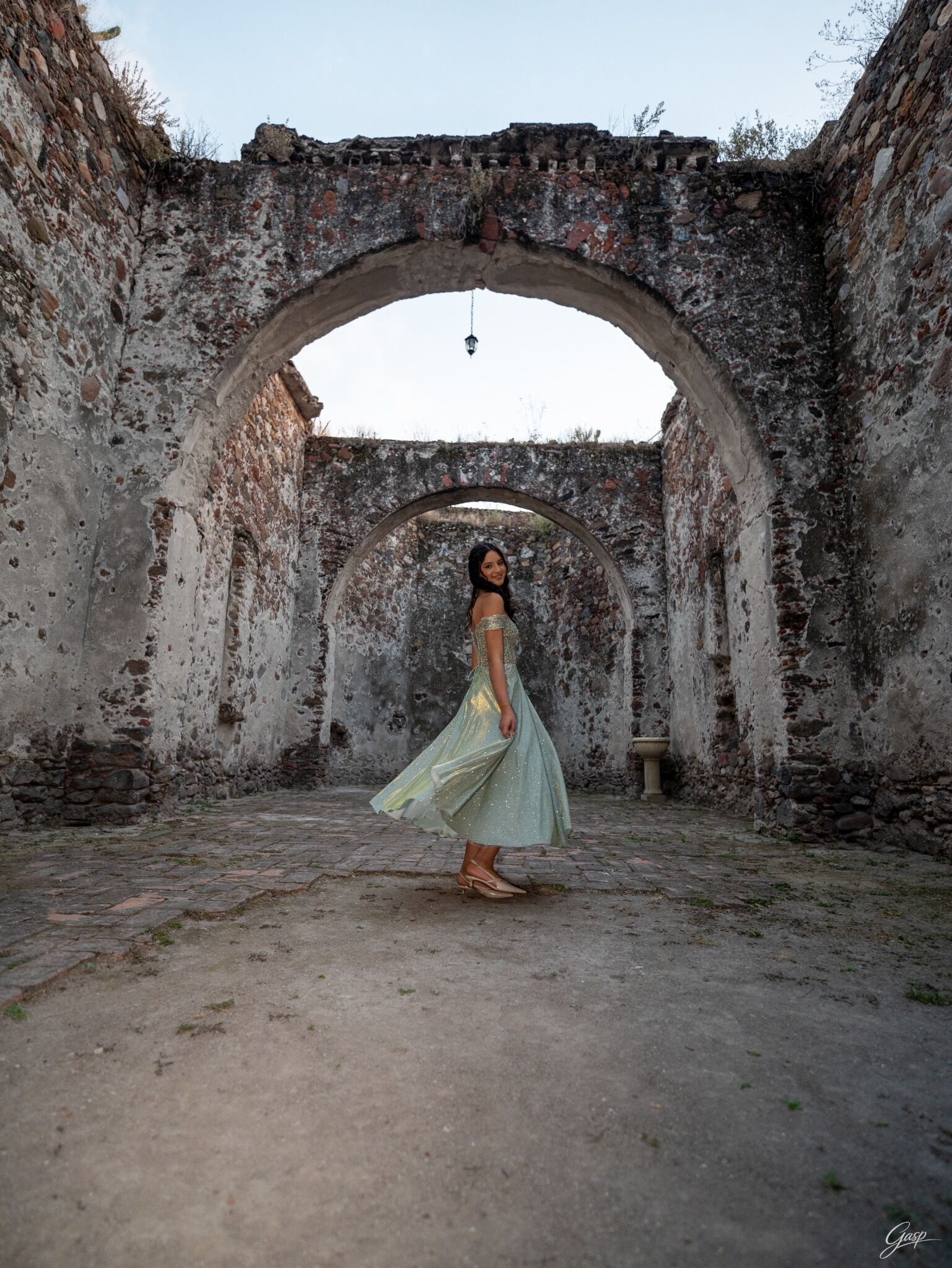 Retrato de quinceañera a caballo durante una sesión al atardecer